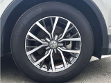 17インチ純正アルミホイール+215/65R17タイヤを装着。