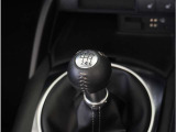 【シフトレバー】シフトもとても操作しやすいデザインになっております。運転する人の事を第一に考えた操作性の高い仕様です。