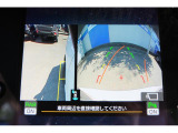 バックギアに入れるとバックカメラの映像がナビに映ります。障害物までの距離もわかりやすいです。