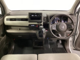 車内は光触媒抗菌消臭施工済です。インパネ周りはスタイリッシュなデザインで機能や装備も充実しています。グローブボックスやカップホルダーのほかにトレーなどたくさんの収納スペースが付いています。