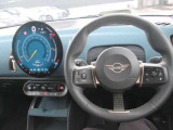 マルチファンクションステアリングです! アクティブクルーズコントロール付きで高速道路も疲労軽減が見込まれます!