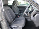 Audi車はどの車種も全てレザーハンドルです。そこにはAudiのこだわりがあり質感の高いレザーでしっかりと手に馴染み、高級感を演出します。