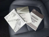 メンテナンスノート、取扱説明書ですね。 車の情報が凝縮されています。 車の整備記録が記載されている大事な物ですよ。