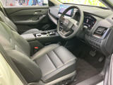 運転席まわりは前方を見渡しやすく、シートに座った際も視界が広がる印象です。落ち着いた色合いの室内は清潔感があり、日々の移動を心地よくお過ごしいただけます。