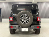 誰が見ても「あッJeepだ」とわかるデザインになっております。