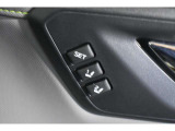 運転席のシートポジション(前後スライド、座面の上下・前後角度、リクライニング角度など)に加え、左右のドアミラーの角度も記憶させることができます。