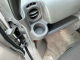 乗車中にホッと一息、ドリンクホルダーもありますよ!ドリンクだけでなく小物類も収納できますよ