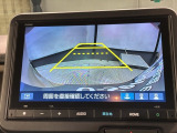 リバースギアに入れるだけで後方の表示へ切り替わります。夜間や雨の日の駐車も楽になりますよ。