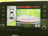車両後方の映像と周囲の様子をモニターで確認でき、駐車時の後方確認をサポートします。車両周辺の表示も備わり、駐車位置を確かめる際に役立つ便利な装備です。