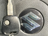 【キーレス】少し離れた場所からでもボタン一つでドアの開錠・施錠ができるのでとっても便利!ドアの鍵穴周りに傷をつけることもありません