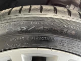 純正18インチアルミホイール。リアは245/45R18