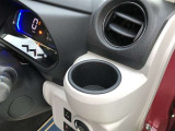 カップホルダー付き。 意外に無いと困る装備の一つなんですよ。