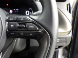 ハンドルに便利な操作スイッチ!クルーズコントロールやオーディオ操作など、運転中にも使いやすい装備です♪