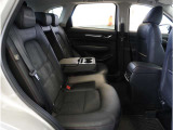 【後部座席】ドアの開閉角度も大きく乗り降りが楽にできて、リアシートも広く乗れます。足元も広いです。