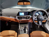 BMWの運転席はドライバーオリエンテッドという構造を採用。ドライバー目線の操作がしやすい設計になっており、ドライブ中にも目線の移動が少なく運転中にも簡単に操作ができます。