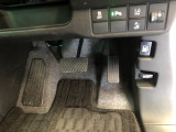 【運転席】アクセル、ブレーキはこのようになっております。