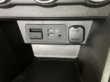 充電用USB端子携帯充電に使用出来ます。