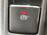 【電動パーキングブレーキ】パーキングブレーキは便利な電動式!ボタン一つで操作でき、アクセルを踏めば自動で解除されます♪レバーやペダルが無いので運転席廻りもすっきりしますね♪