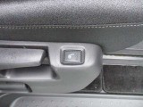 運転席、助手席には2段階温度調節機能付きクイックコンフォートシートヒーターが付いていますので、体調に合わせて細かく車内環境を調整できます!!天候や体調に左右されずに快適なドライブが出来ます♪