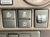 運転支援に関するスイッチがまとまり、表示を見ながら必要な設定を確認できます。各スイッチの役割がアイコンで示され、運転席から操作位置を把握しやすい装備です。