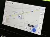 現在地周辺の道路や地名を画面で確認でき、目的地までのルート検討にも役立ちます。縮尺表示や目的地検索の項目も備わり、慣れない場所へ出かける際も情報を確かめながら利用できます。