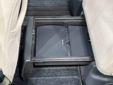 フロアに,直接置きたくない荷物はリアシートの足元からサッと引き出せる「置きラクボックス」へ!