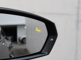 アウディサイドアシスト『後方の死角を並走する車両を検知しドアミラーの内側のLEDが点灯。ドライバーに注意を促し事故を未然に防ぐシステムです。』