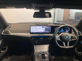 BMWの運転席はドライバーオリエンテッドという構造を採用。ドライバー目線の操作がしやすい設計になっており、ドライブ中にも目線の移動が少なく運転中にも簡単に操作ができます。
