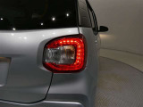 LEDテールライトです。省電力、高輝度のLEDは明るく照らすので夜間運転時の視認性を高めます。スタイリッシュな見た目で細かいところもこだわりたいあなたに!