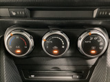 空調スイッチ類は最近流行のタッチパネル式ではなく、運転中でも直感的に操作できるダイヤル式を採用しております。
