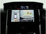 パノラミックビューモニター装備!バックビュー/車両に取り付けたフロント、サイド、バックカメラの映像を合成して画面上に表示させることで、バックするときにはアシストラインし、車庫入れや縦列駐車をサポート。