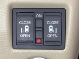 リアドアは乗り降りに便利な両側電動スライドドアです。また運転席に座っていながらスイッチ操作で自在にスライドドアを開け閉めできます。