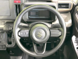 インテリアに合わせたデザインのステアリングは、運転される方のことも考え、運転しやすい形状、大きさです。是非一度、実際に触ってお確かめください。