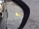 {ブラインドスポットモニター}隣の車線を走る車両をレーダーで検知し、ドアミラーに搭載されたLEDインジケーターが点灯し注意を喚起してくれます。