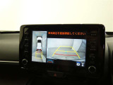 【全周囲モニター】車を上空から見下ろしたような映像をカーナビ画面に映し出し、車庫入れや縦列駐車をサポートしてくれます。