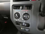 調整が容易なマニュアルエアコンです。夏は快適に、冬も車内の曇りを取ってくれるので安全です♪