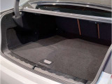 BMWではスペアタイヤが非搭載となるため、スペースは拡大されており、収納スペースとして利用可能。トランクの下にも収納スペースがあり、意外と役に立つスペースでございます。