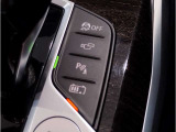 運転中にもオーディオの音量やFMの切り替えなどステアリングでの操作で切り替え可能なため、ステアリングから手を放す必要がない為、運転中でも操作が簡単でございます。