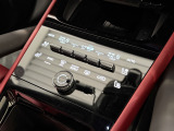 規定の保証期間終了後も、新車登録日から最長15年(または走行距離20万km以内)まで保証を延長できる「延長保証制度」をご用意し、末永く安心のポルシェライフをサポートいたします。
