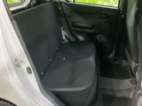 後席はベンチタイプで、複数人で乗車する日常の移動にも使いやすい空間です。窓から外の様子を見渡せ、足元にはフロアスペースも確保。落ち着いた色合いの座席で、同乗される方にもくつろいでいただけます。