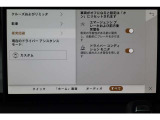 エマージェンシーブレーキは、他の車や歩行者、自転車との衝突を回避するシステムです。走行中に衝突の危険を察知すると警告を発し、回避操作が行われない場合は自動的にブレーキが作動します。