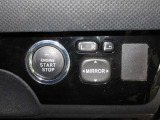 ワンプッシュでスマートにエンジン始動ができます。ミラーは電動格納式で狭い駐車場でも安心です。