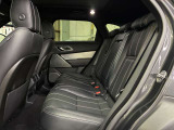 【後席】後部座席も厚みのあるしっかりとした造り込みになりますので、長距離のドライブも疲れにくくゆったりとくつろぐことが出来ます。