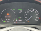 速度やシフト位置、時刻、外気温などを運転席から確認できる表示です。各種ランプや燃料計もまとまり、走行前や運転中に必要な情報を把握しやすい配置になっています。