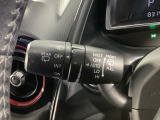 レバーをAUTOの位置にしているとき、レインセンサーが雨を感知すると、雨量に応じてワイパーが自動で作動してくれるオートワイパーを装備!設定変更で非作動にすると、間欠作動に固定されます。