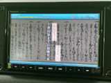 テレビ番組を画面で視聴でき、停車中の待ち時間を過ごす際にも便利です。表示が大きく内容を確認しやすいのもポイント。映像の視聴は安全に配慮し、停車時にお楽しみください。