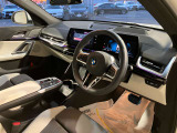 カーブドディスプレイ:メーターパネルからナビ画面を一枚の曲面のディスプレイにする事で、人間工学に基づいたタッチコントールが可能、コックピットのスイッチ類を極力減らし、よりシンプルなインテリアデザインに