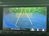 車両後方の様子を画面で確認でき、駐車時や後退時の周囲確認をサポートします。目安となるガイド表示も備わり、見通しにくい場所での取り回しや、車庫入れの際にも活用いただけます。