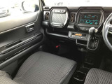 ドライバーが心に余裕をもって運転に集中できること、助手席や後席からもすっきりと前を見通せる空間の起点となり、全員が安心してドライブを楽しめることをモットーにシンプルなレイアウトとなっています。