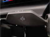 運転中にもオーディオの音量やFMの切り替えなどステアリングでの操作で切り替え可能なため、ステアリングから手を放す必要がない為、運転中でも操作が簡単でございます。